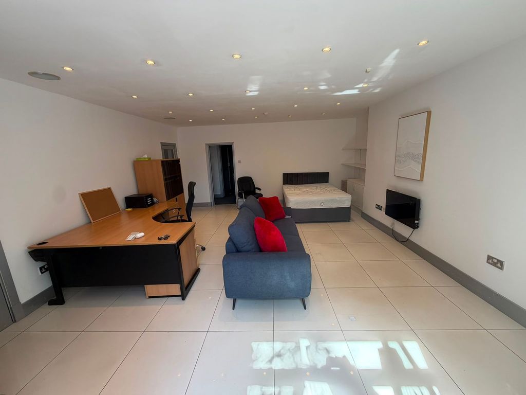 Property photo 2 of 31