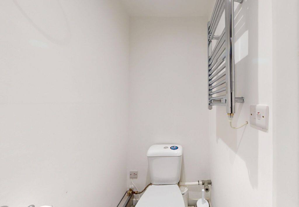 Property photo 3 of 9 Bathroom