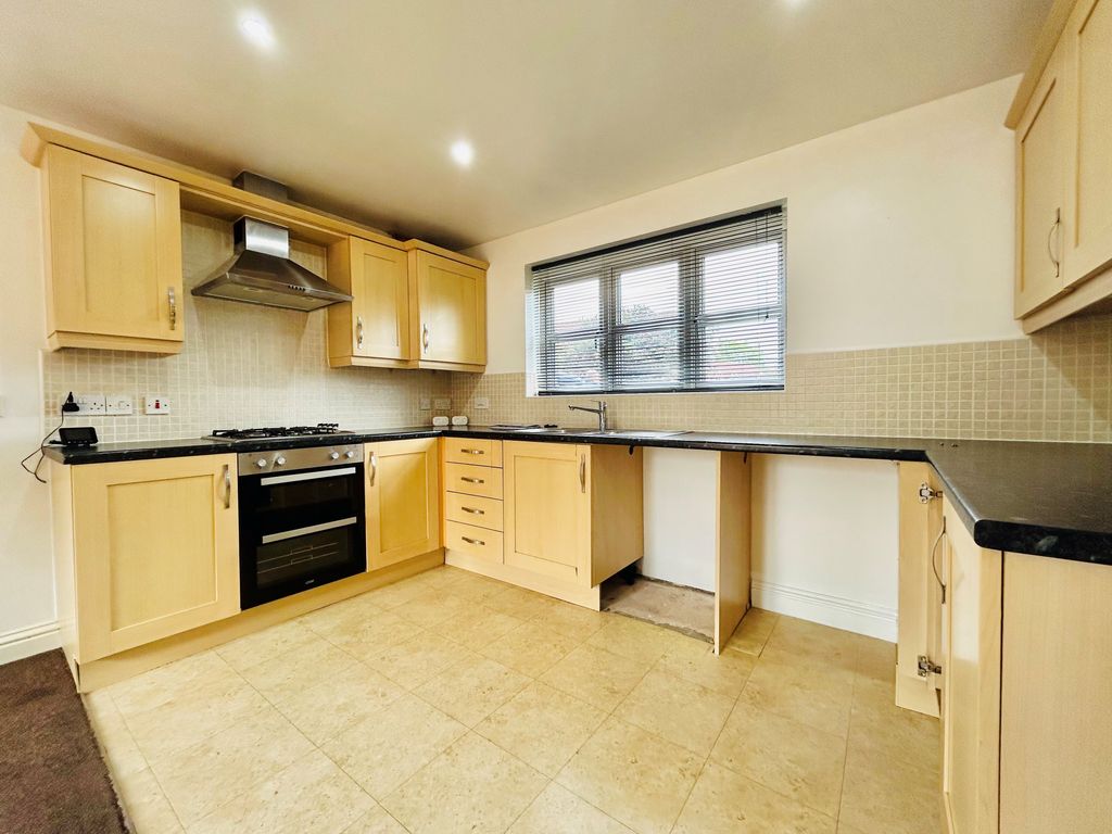 Property photo 2 of 10 Kitchen