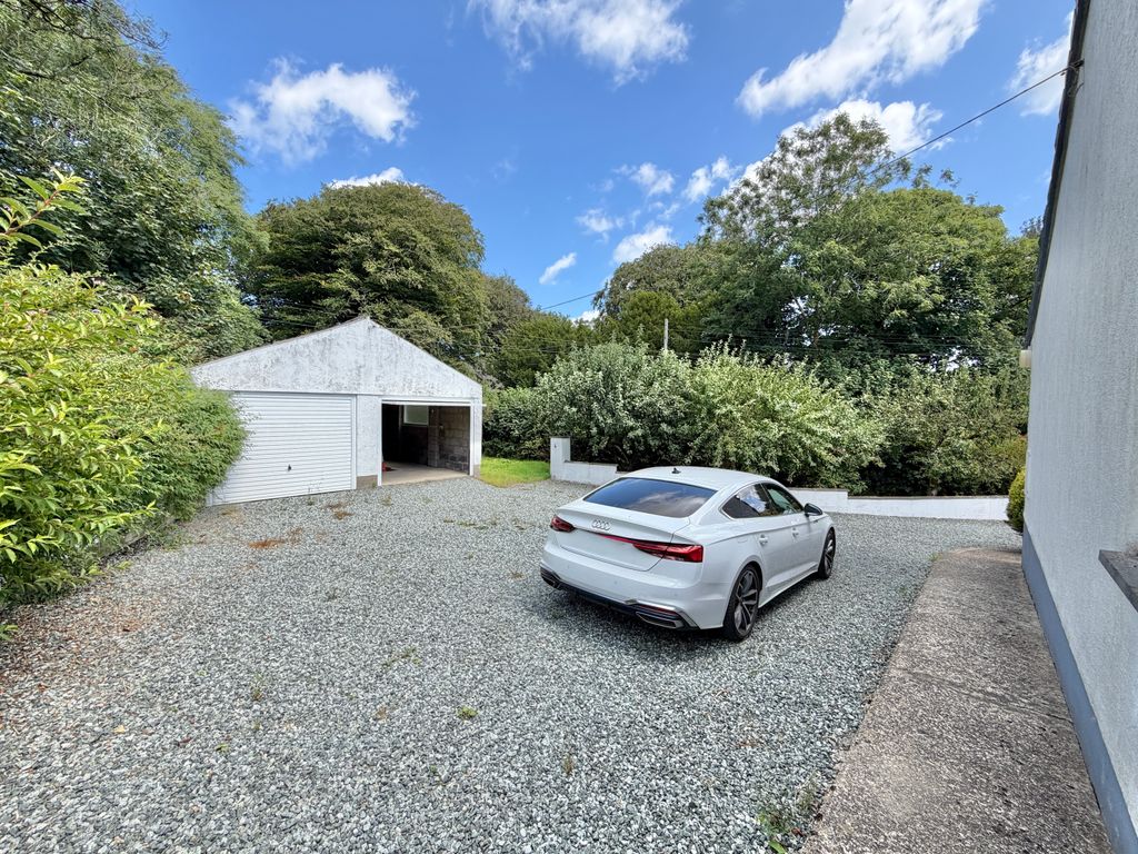 Property photo 1 of 18 Driveway & Garage