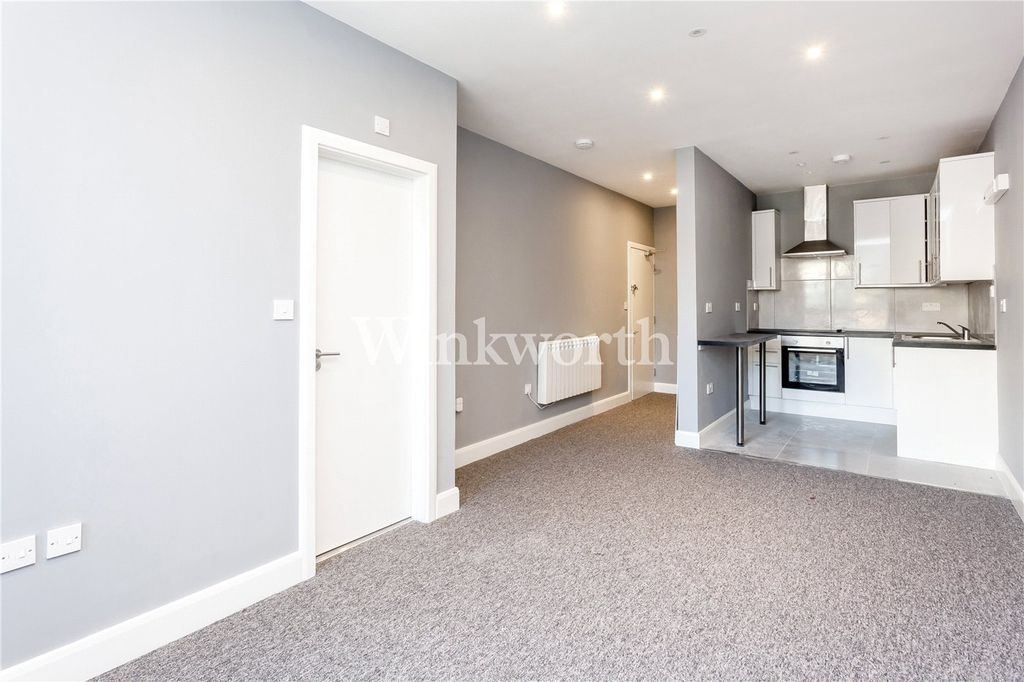 Property photo 3 of 6 Flat