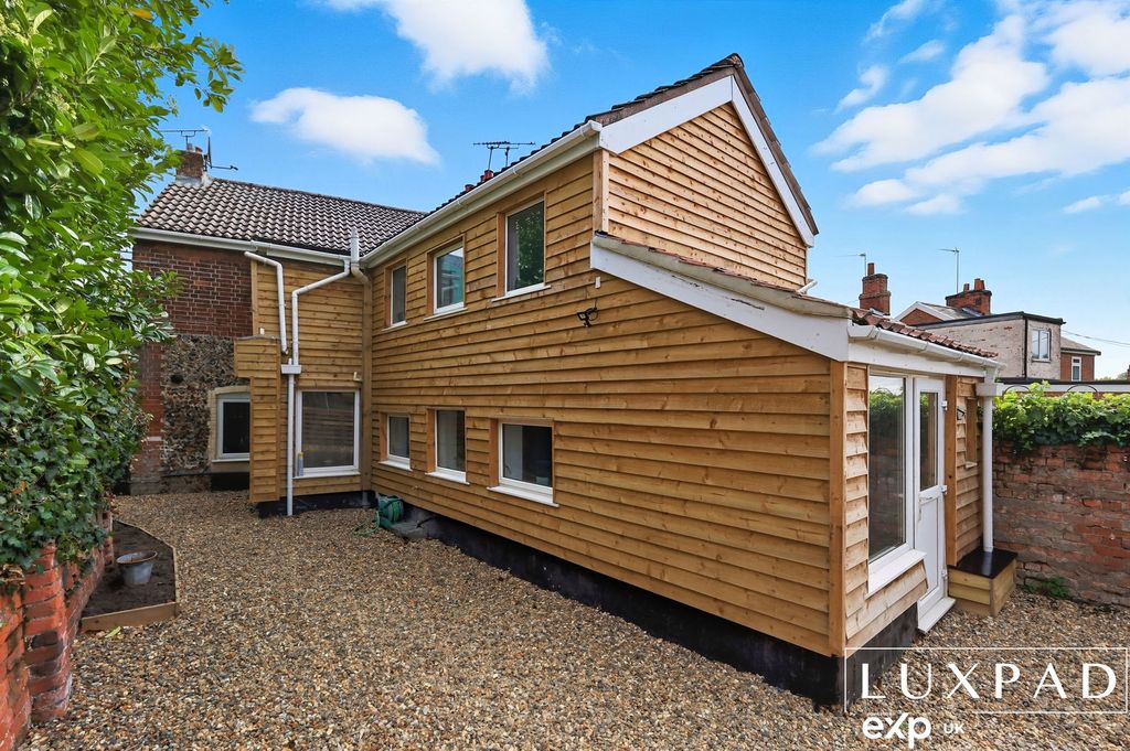 Property photo 2 of 32