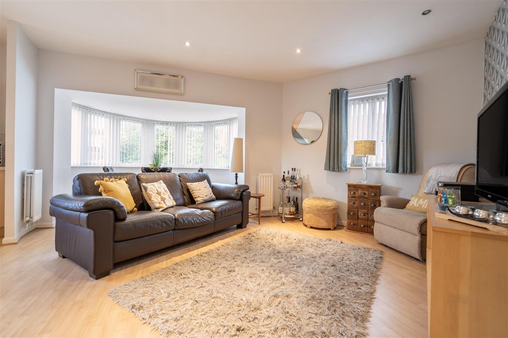 Property photo 2 of 9 Living Room / Kitchen