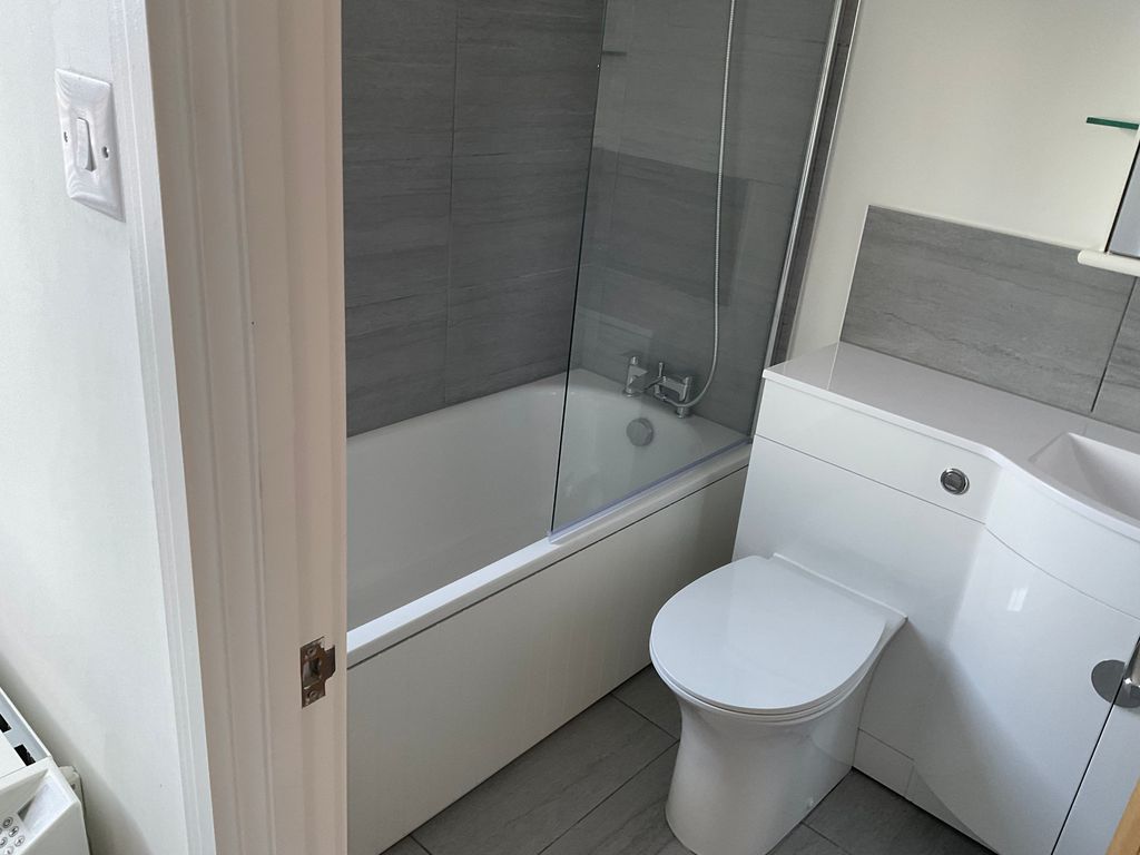 Property photo 2 of 4 Fitted Bathroom