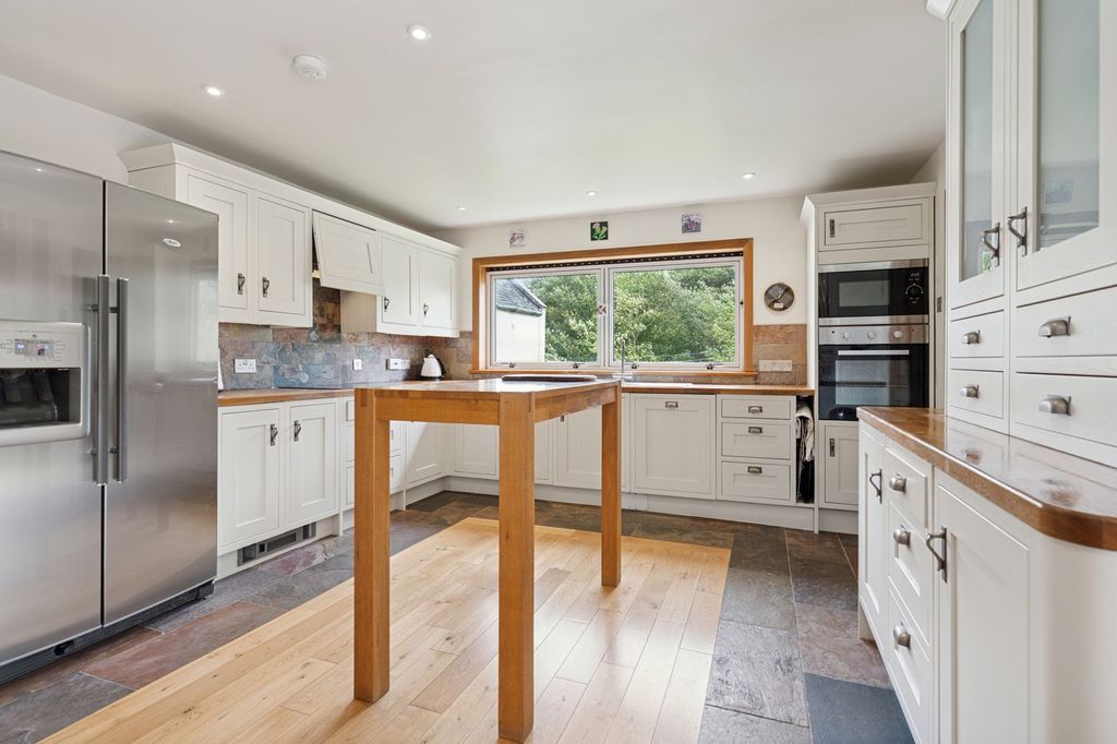 Property photo 2 of 33
