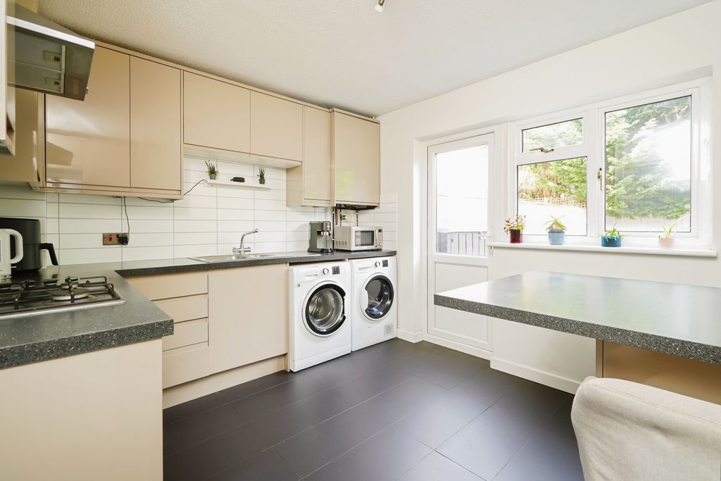 Property photo 3 of 9 Kitchen