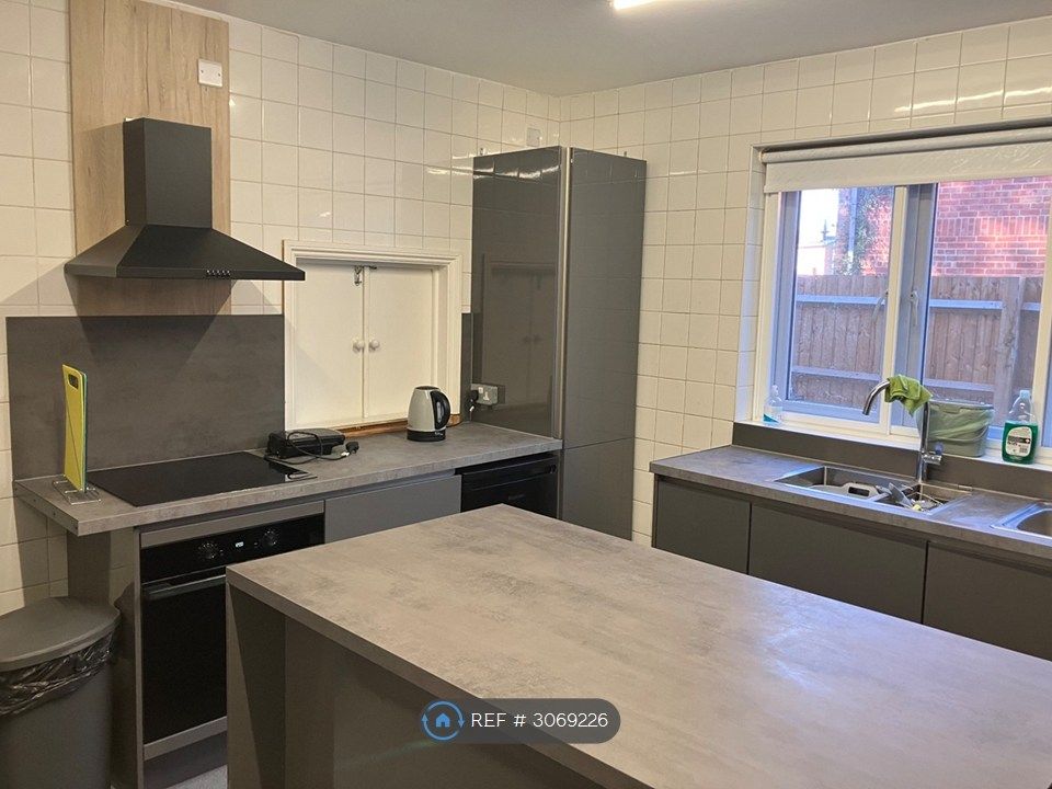 Property photo 3 of 10 Kitchen 1