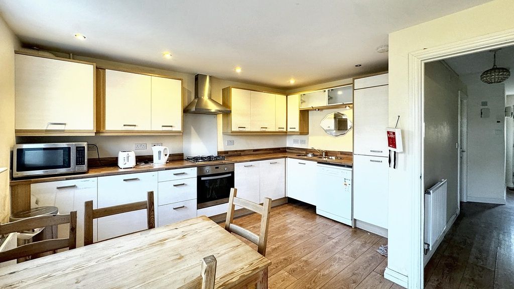 Property photo 2 of 5 Bright, Modern Kitchen With Integrated Appliances,...