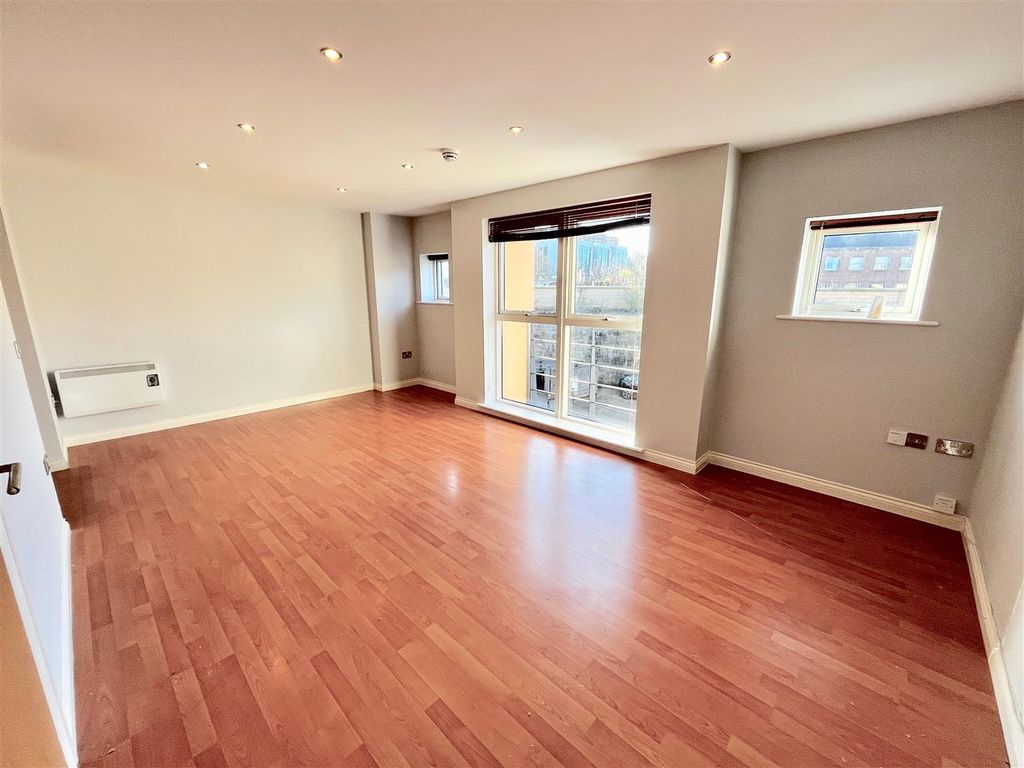 Property photo 3 of 12 Lounge/Dining