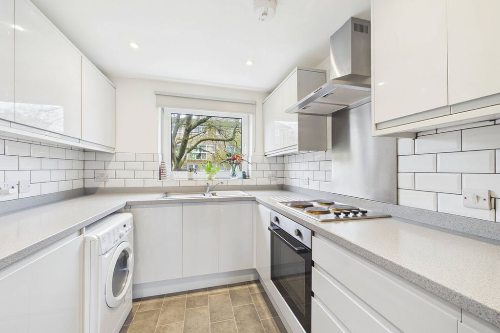 Property photo 2 of 8 Picture No. 12