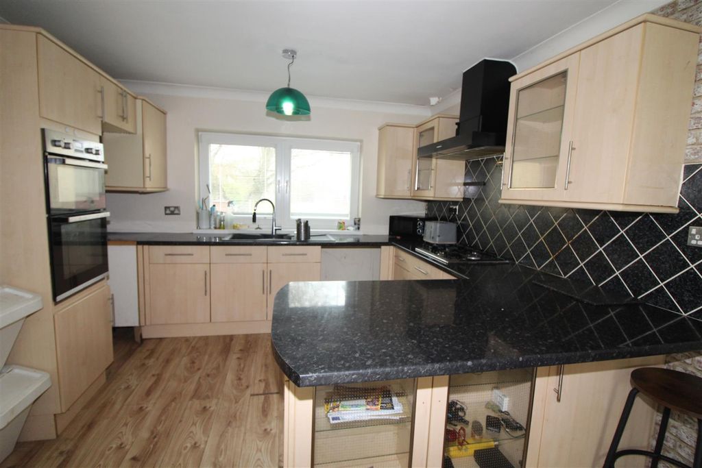 Property photo 3 of 21 Kitchen