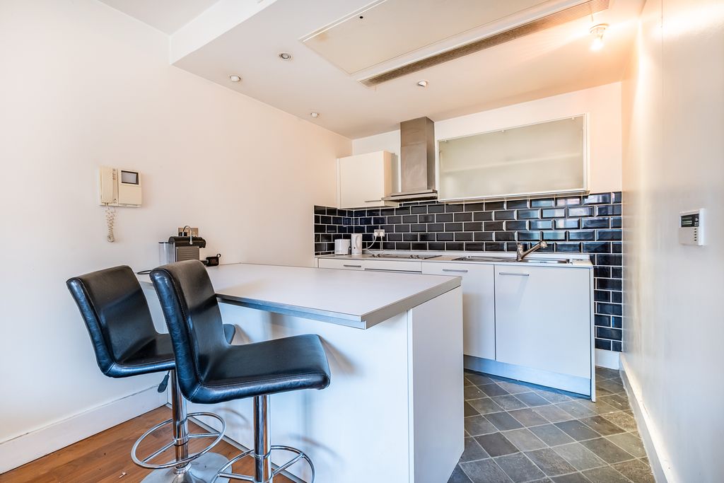 Property photo 2 of 9 Fitted Kitchen With Breakfast Bar