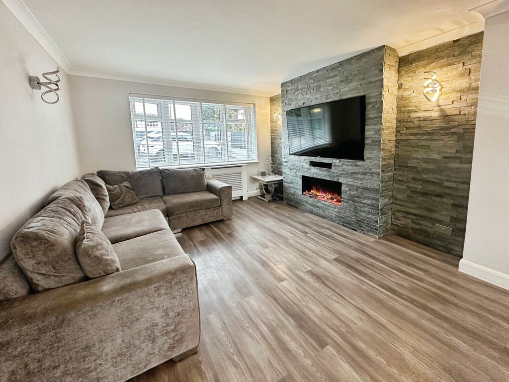 Property photo 3 of 24 Lounge
