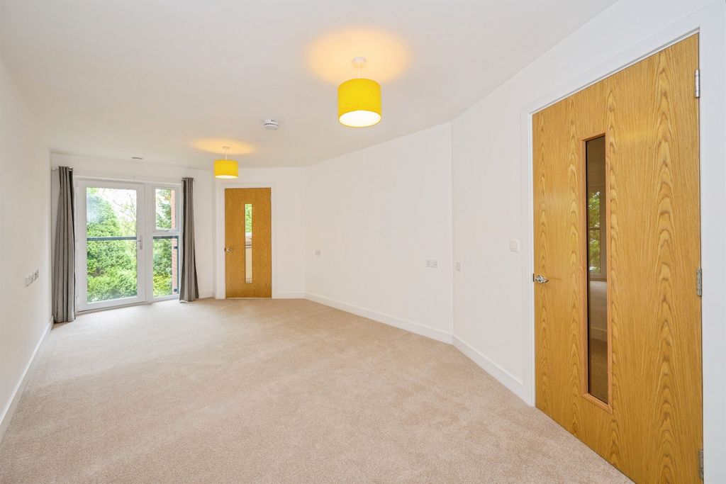 1 bed flat for saleRotten Row, Lichfield WS13 photo 4