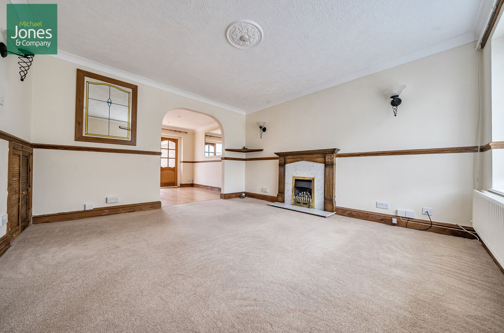 Property photo 3 of 14 Lounge