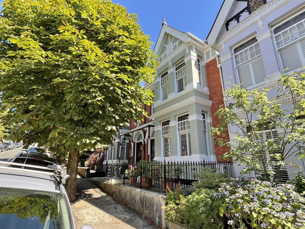 Property photo 1 of 18 Burleigh Park Road 22 Front.Jpg