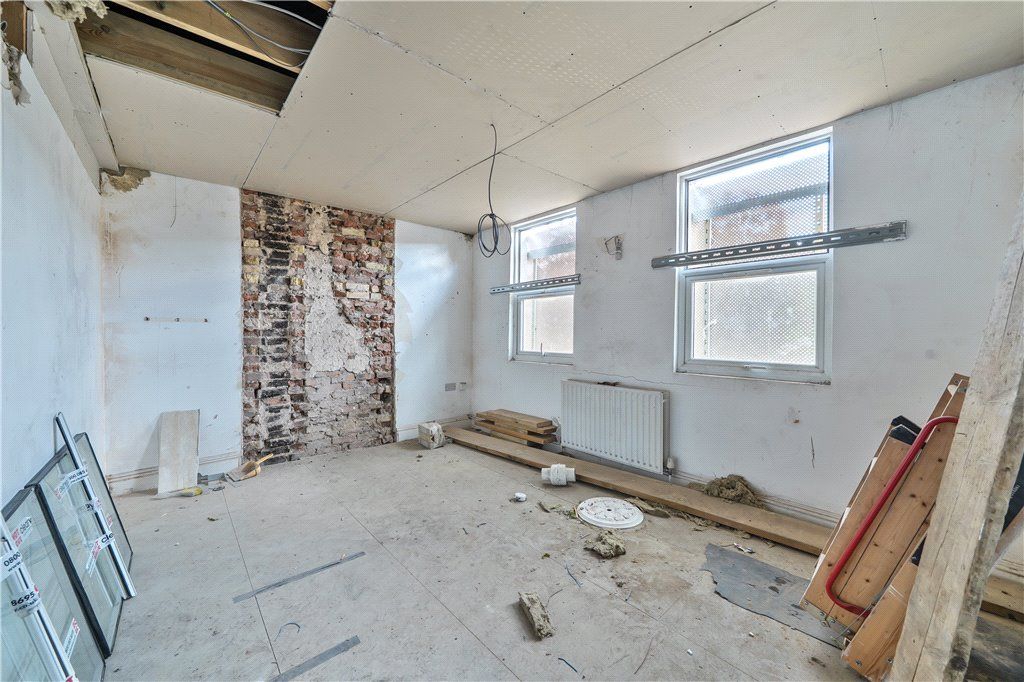 Property photo 2 of 6 Bedroom