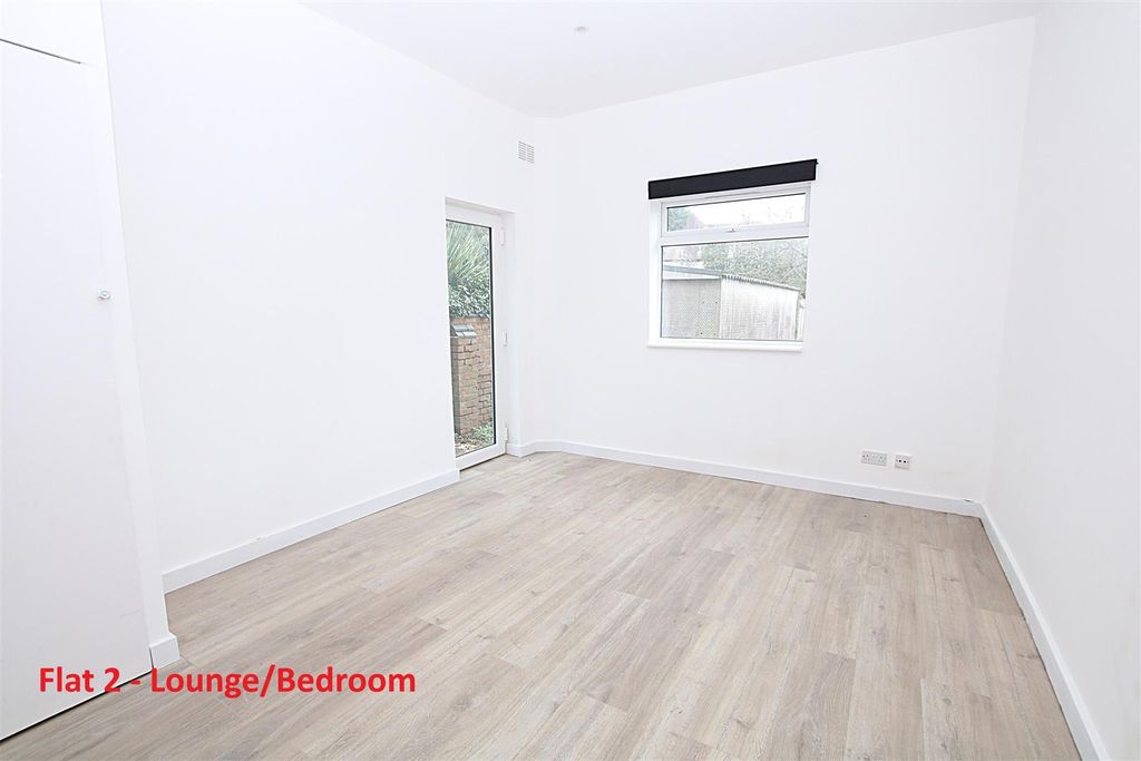 Property photo 2 of 16 2, Lounge.Jpg