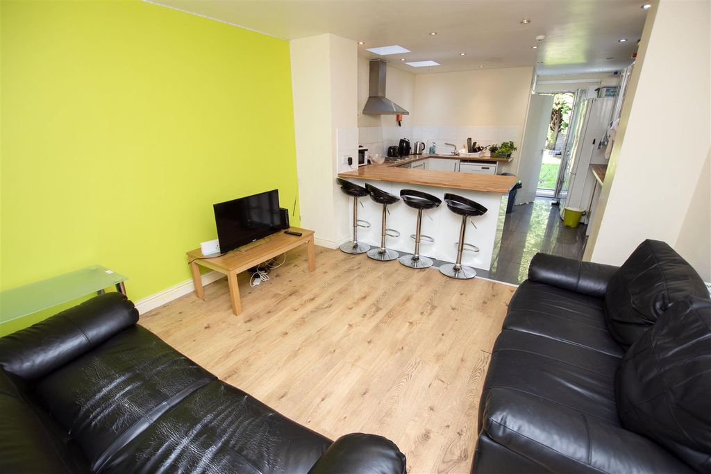 Property photo 3 of 12 Approach