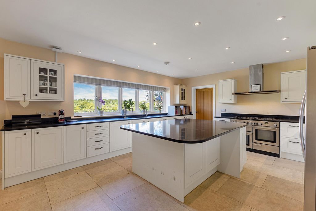 Property photo 2 of 30