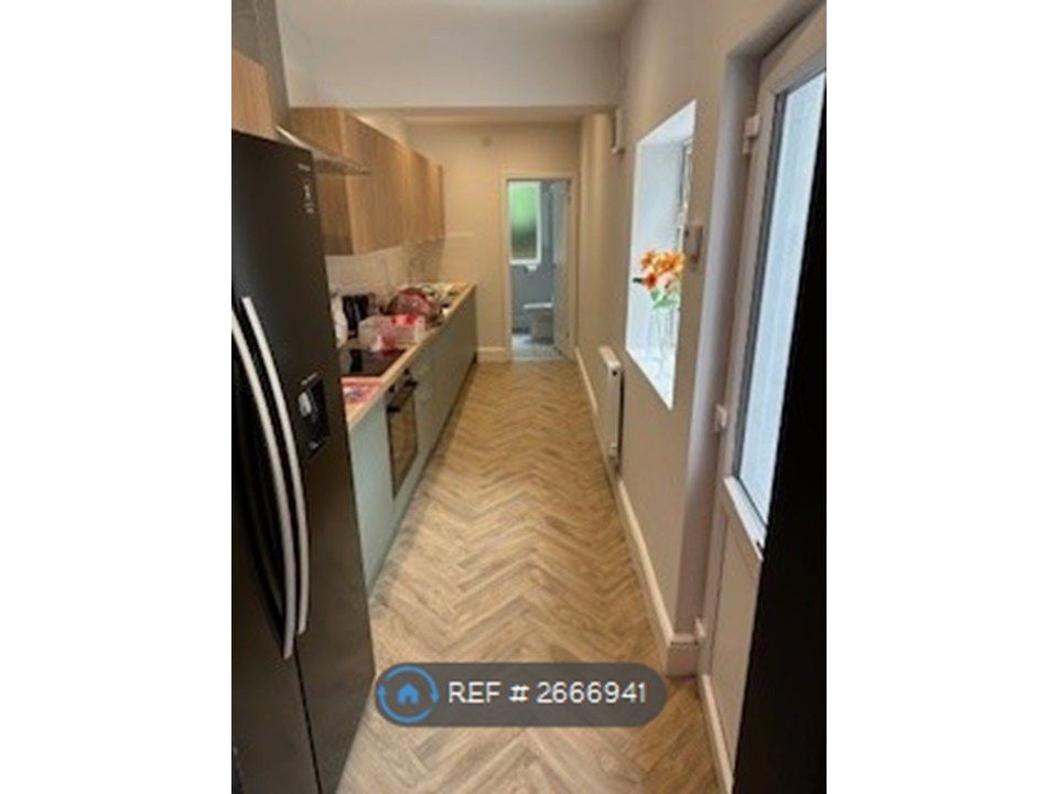 Property photo 2 of 23 Shared Kitchen