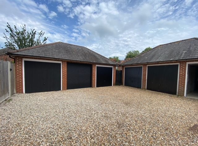 Property photo 2 of 9 Garage