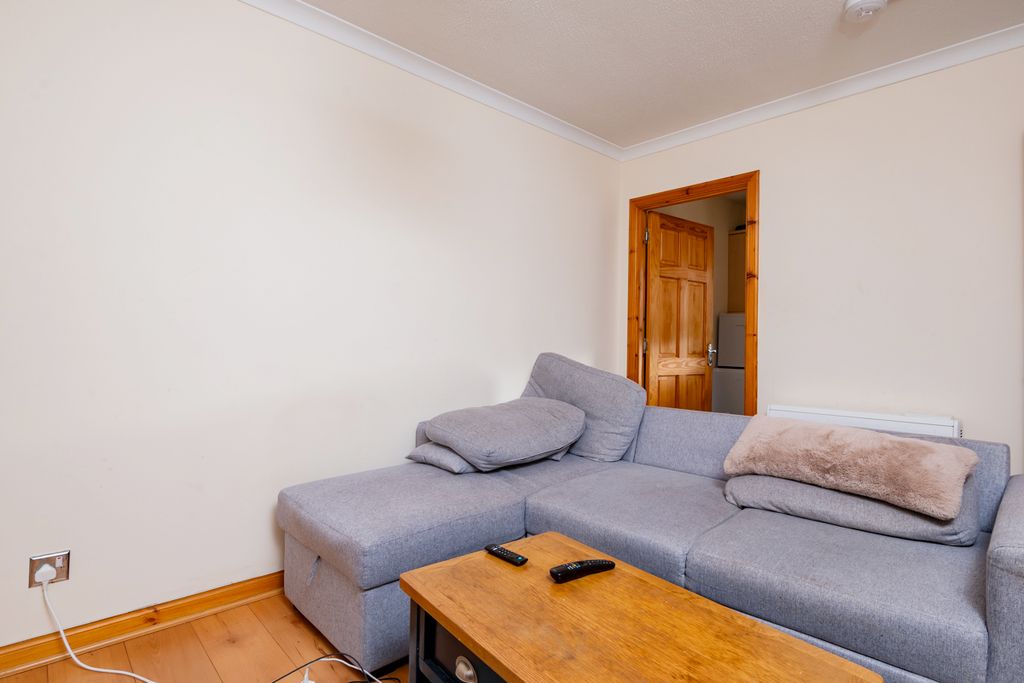 Property photo 3 of 17 Lounge