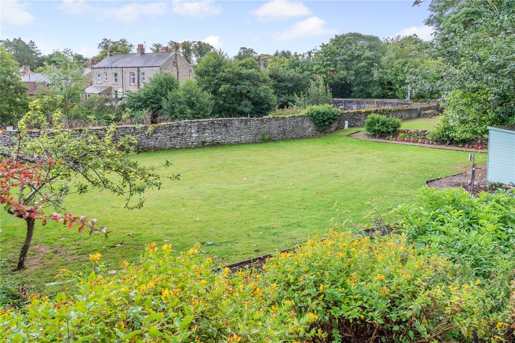 Property photo 3 of 23 Gardens