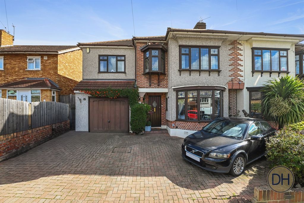 Property photo 1 of 31 Boleyn Way