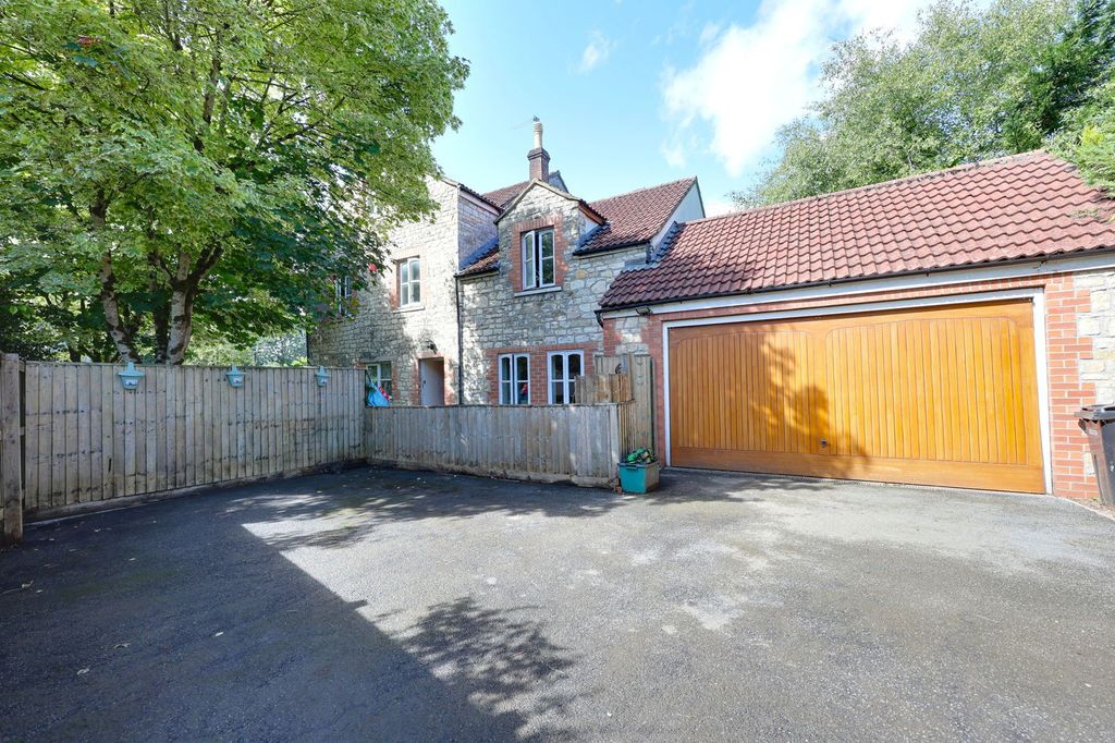 Property photo 2 of 28