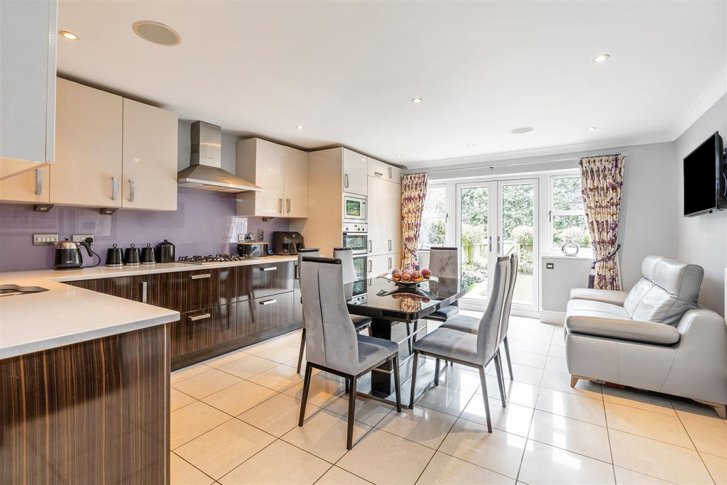 Property photo 3 of 17 2 Mill Hollow_3.Jpg