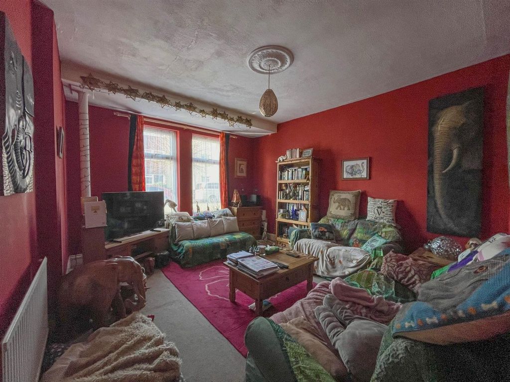 Property photo 3 of 11 Lounge