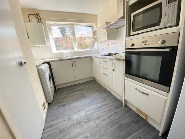 Property photo 3 of 10 Kitchen