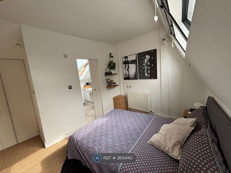 Property photo 2 of 6 Bedroom