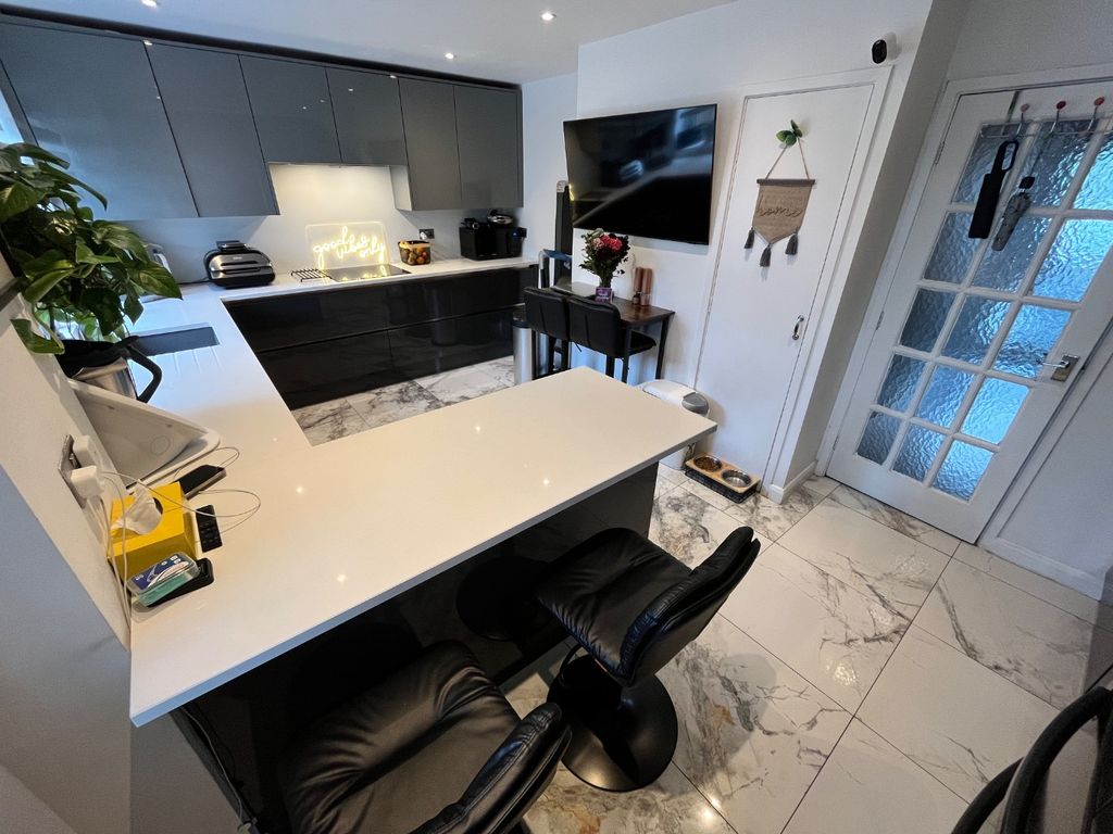 Property photo 3 of 11 4214083
