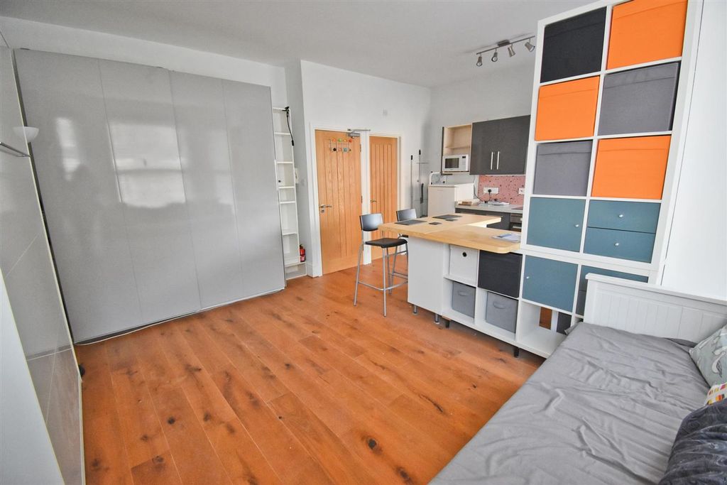 Property photo 2 of 12 Lounge 5.Jpg