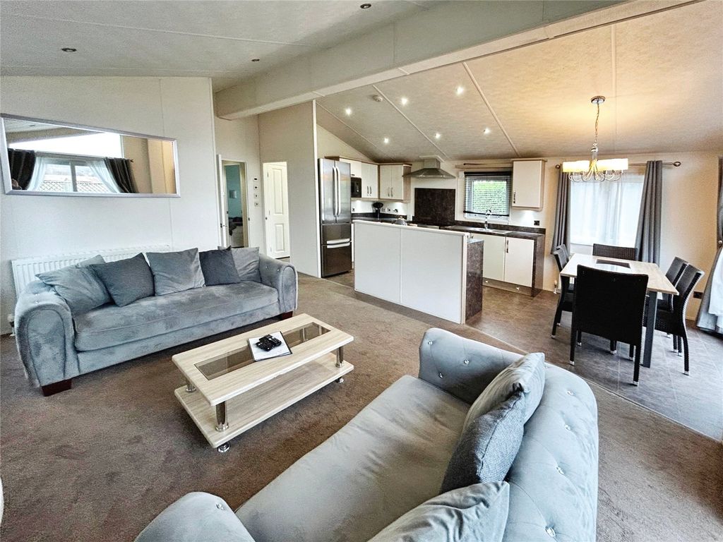 Property photo 3 of 14 Kitchen/Lounge