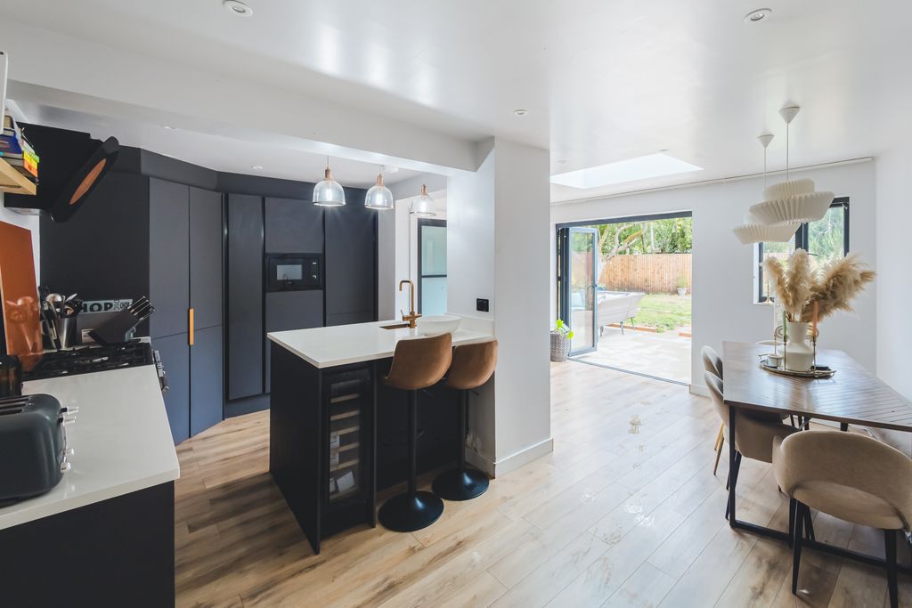 Property photo 2 of 28 250717W016