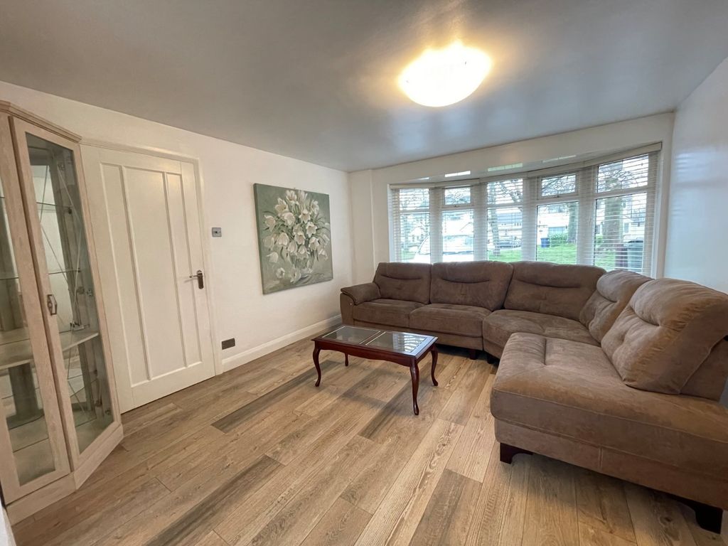 Property photo 3 of 11 Lounge