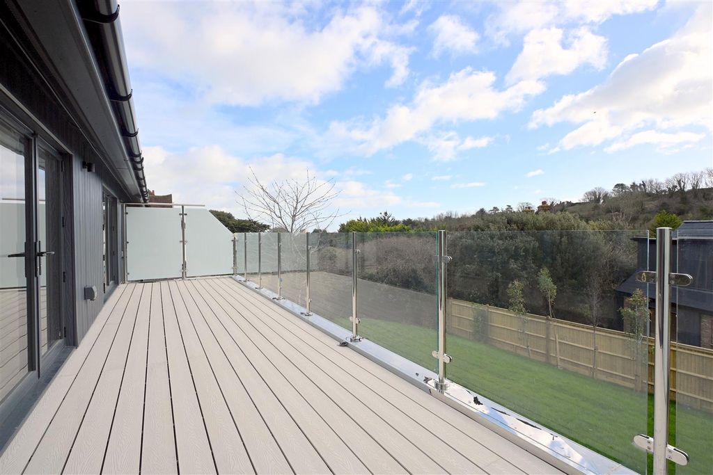 Property photo 2 of 9 Roof Terrace