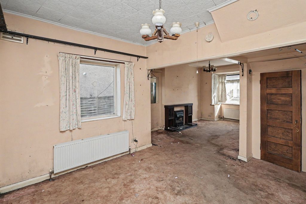 Property photo 3 of 21 19 Hubbards Chase, Hornchurch, Essex, Rm11 3Dd