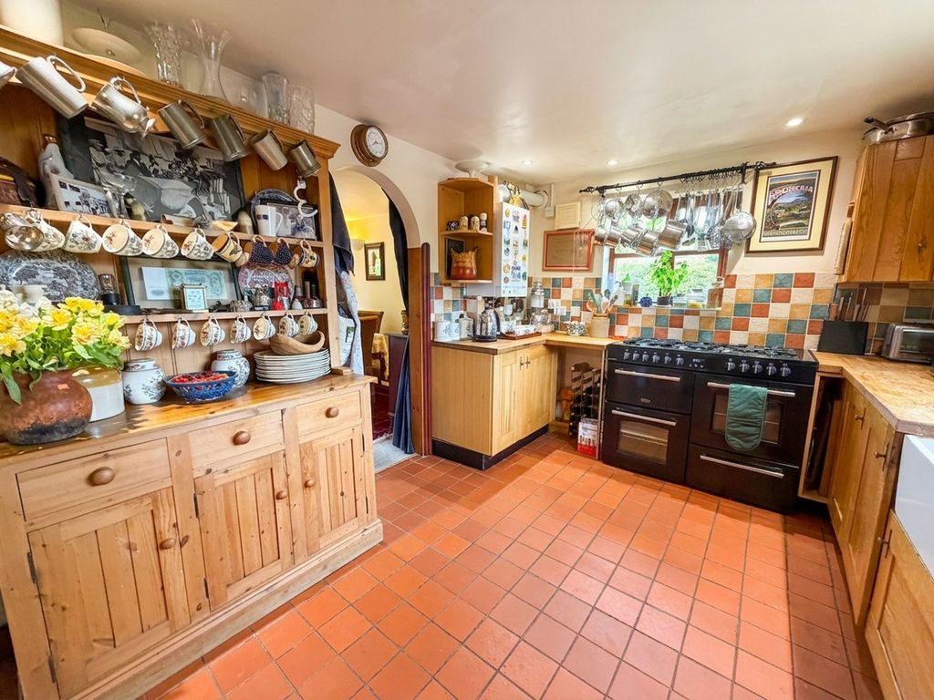 Property photo 2 of 18 Kitchen