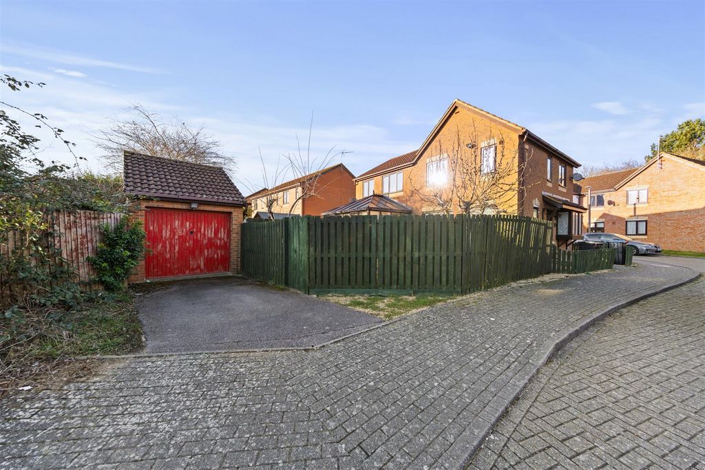 Property photo 2 of 15 49Brafordgardensweb04.Jpg