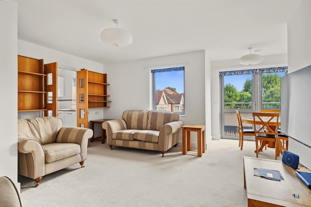 Property photo 2 of 17 06-Ed6487246-Gp-Mcs-49 Liberty House (48 Of 140)-m