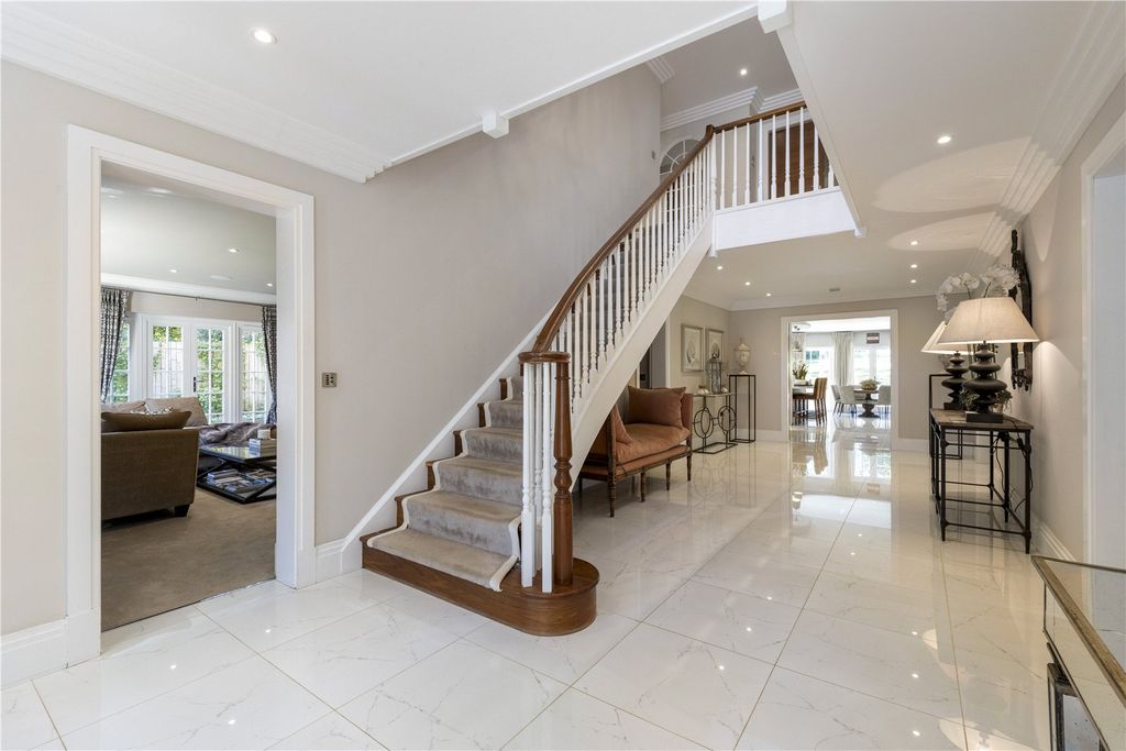 Property photo 3 of 22 Entrance Hall