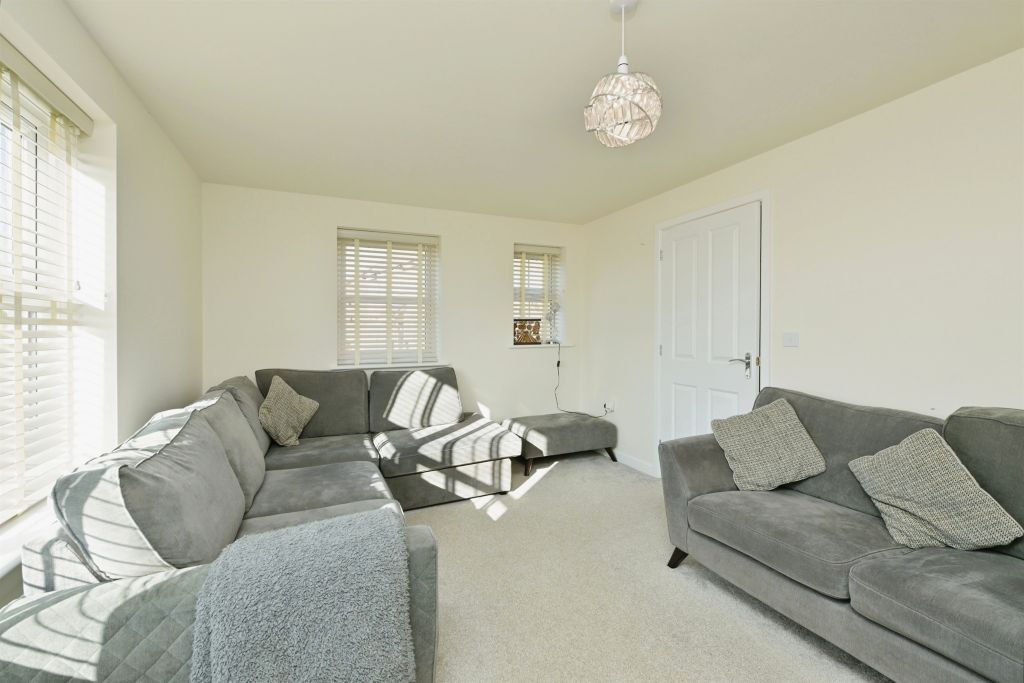 Property photo 3 of 17 Living Room