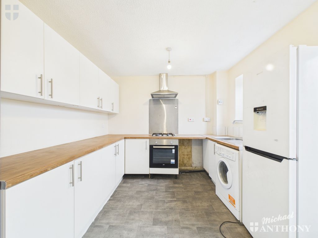 Property photo 2 of 8 Cam02773G0-Pr0381-Still006