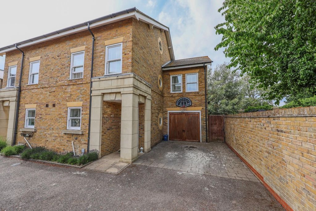 Property photo 1 of 33
