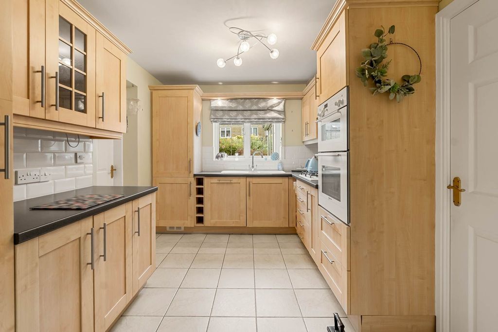 Property photo 3 of 33