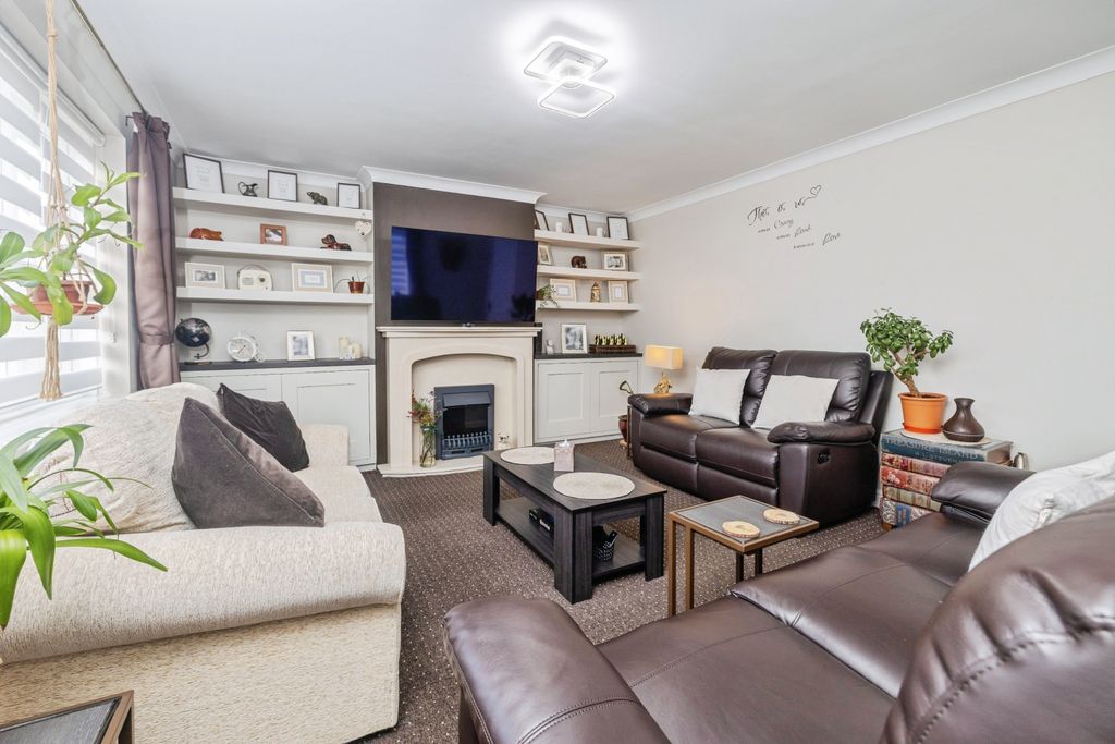 Property photo 3 of 16 Lounge